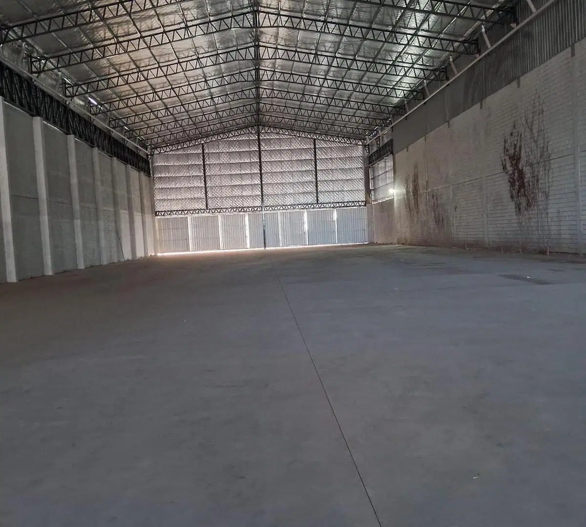 Alquila Galpón con oficinas en Ituzaingó 3