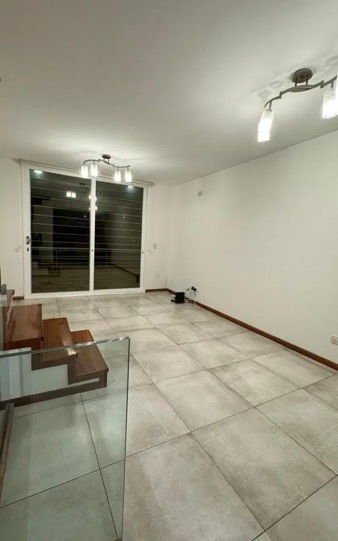 VENDE CASA 3 AMBIENTES EN 3 PLANTAS CON TRIPLE COCHERA TERRAZA Y PATIO 2