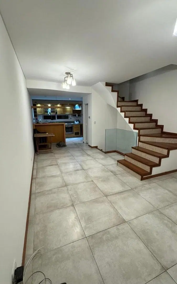 VENDE CASA 3 AMBIENTES EN 3 PLANTAS CON TRIPLE COCHERA TERRAZA Y PATIO 3