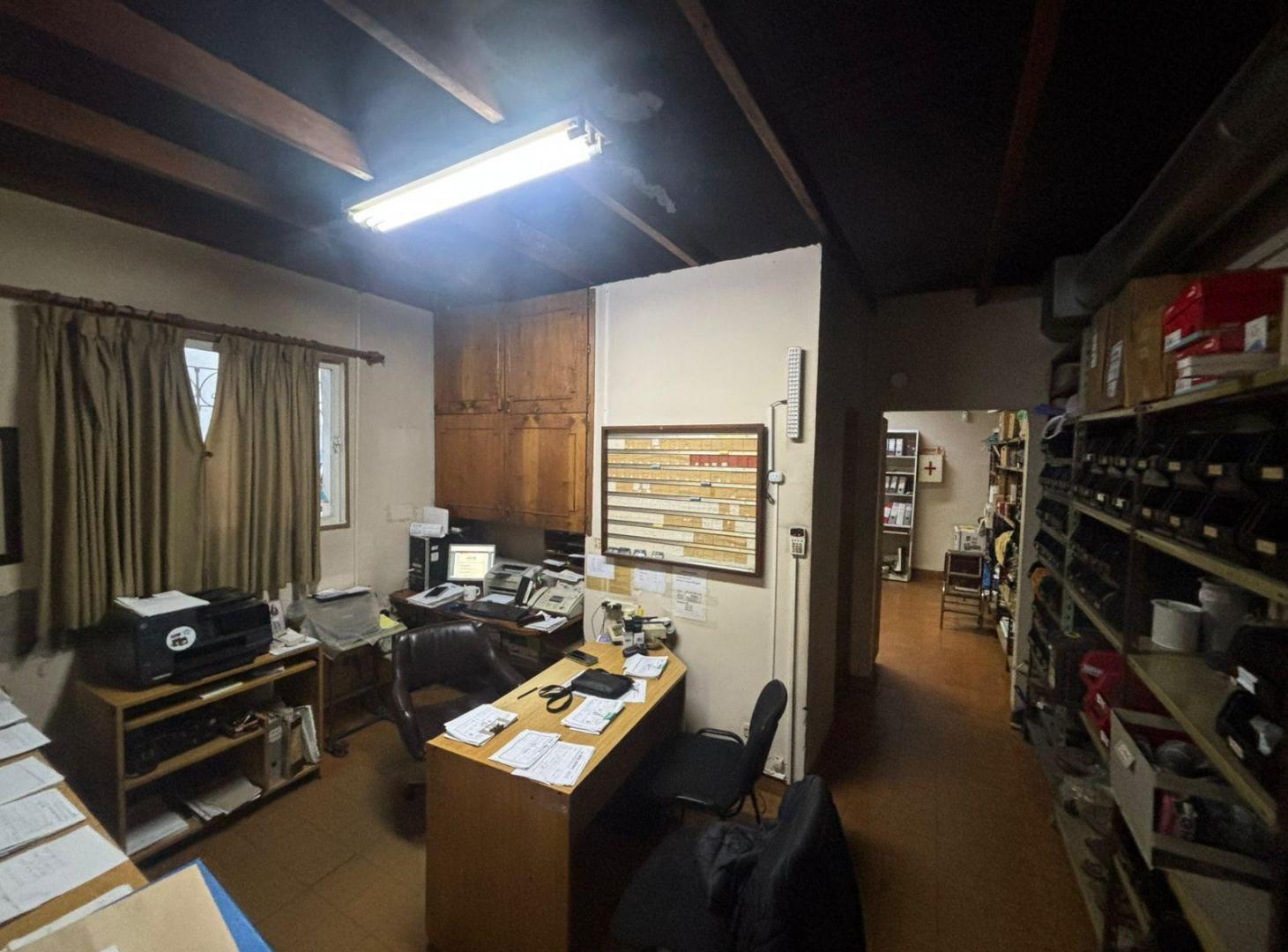 Foto de VENDE CASA A RECICLAR CON LOCAL COCHERA Y GALPON CABALLITO PARQUE CENTENARIO, imagen 2