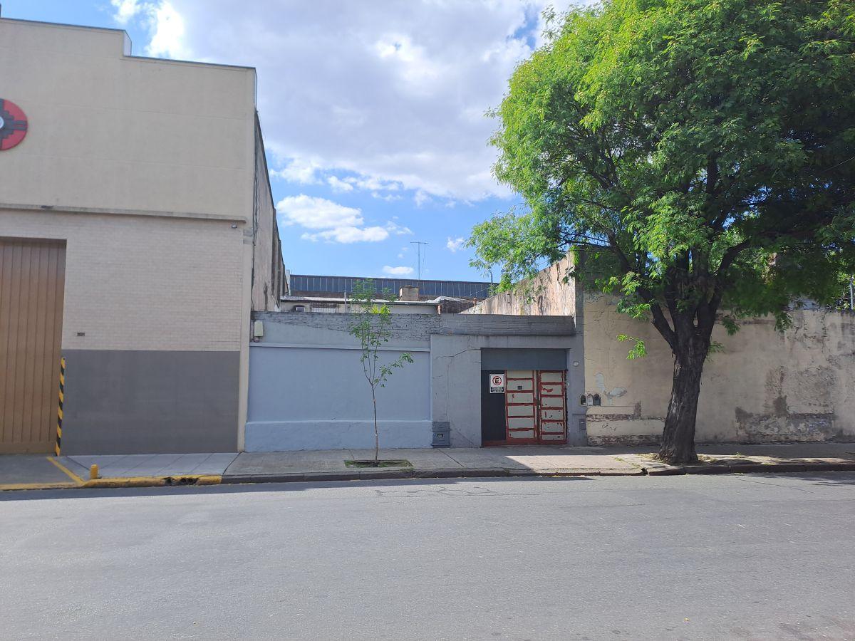 Casa sobre lote propio de 243 m² en venta en Pompeya, a remodelar o demoler