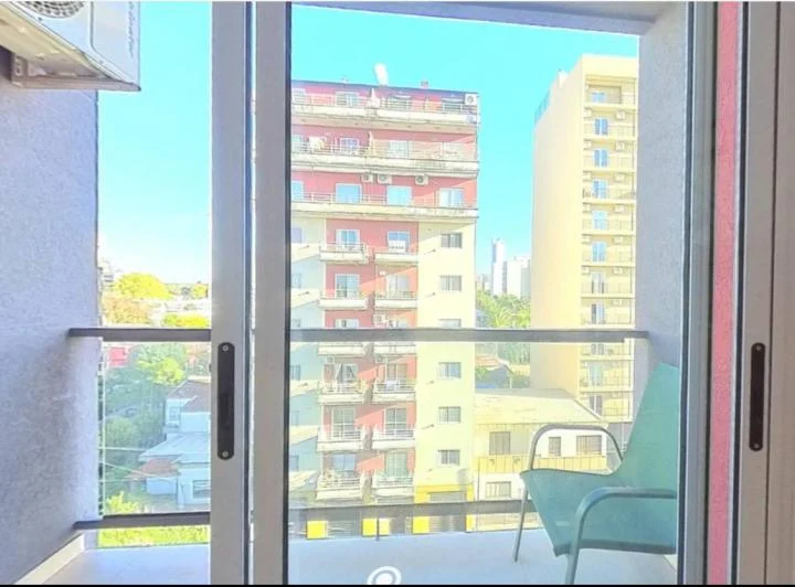 Luminoso semipiso de 2 ambientes con vista abierta a la plaza, cocina separada y 3