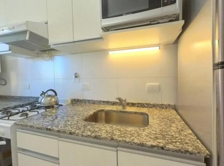 Luminoso semipiso de 2 ambientes con vista abierta a la plaza, cocina separada y 1
