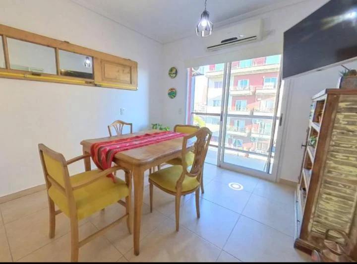 Luminoso semipiso de 2 ambientes con vista abierta a la plaza, cocina separada y 5