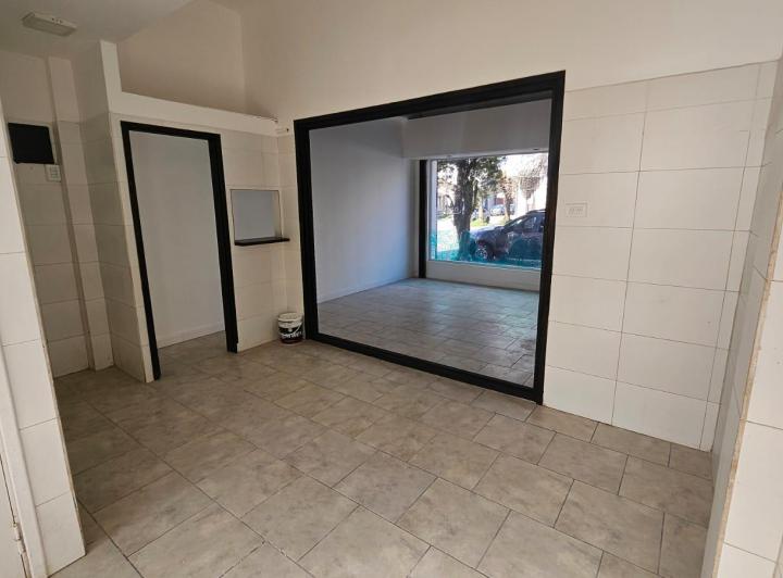 LOCAL COMERCIAL EXCELENTE UBICACION 4