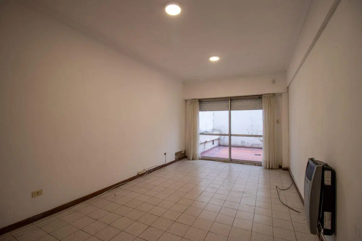 Departamento en venta - Hipolito Yrigoyen y Bolivar 2