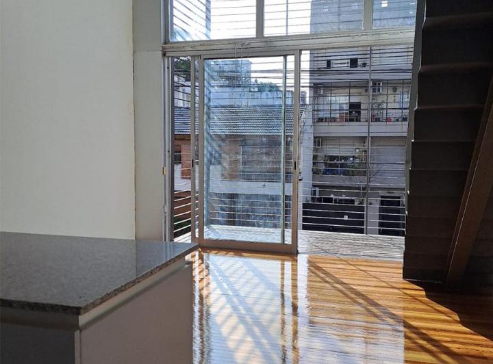 DEPARTAMENTO DÚPLEX TIPO LOFT CON BALCÓN, SUPER LUMINOSO !!! 5