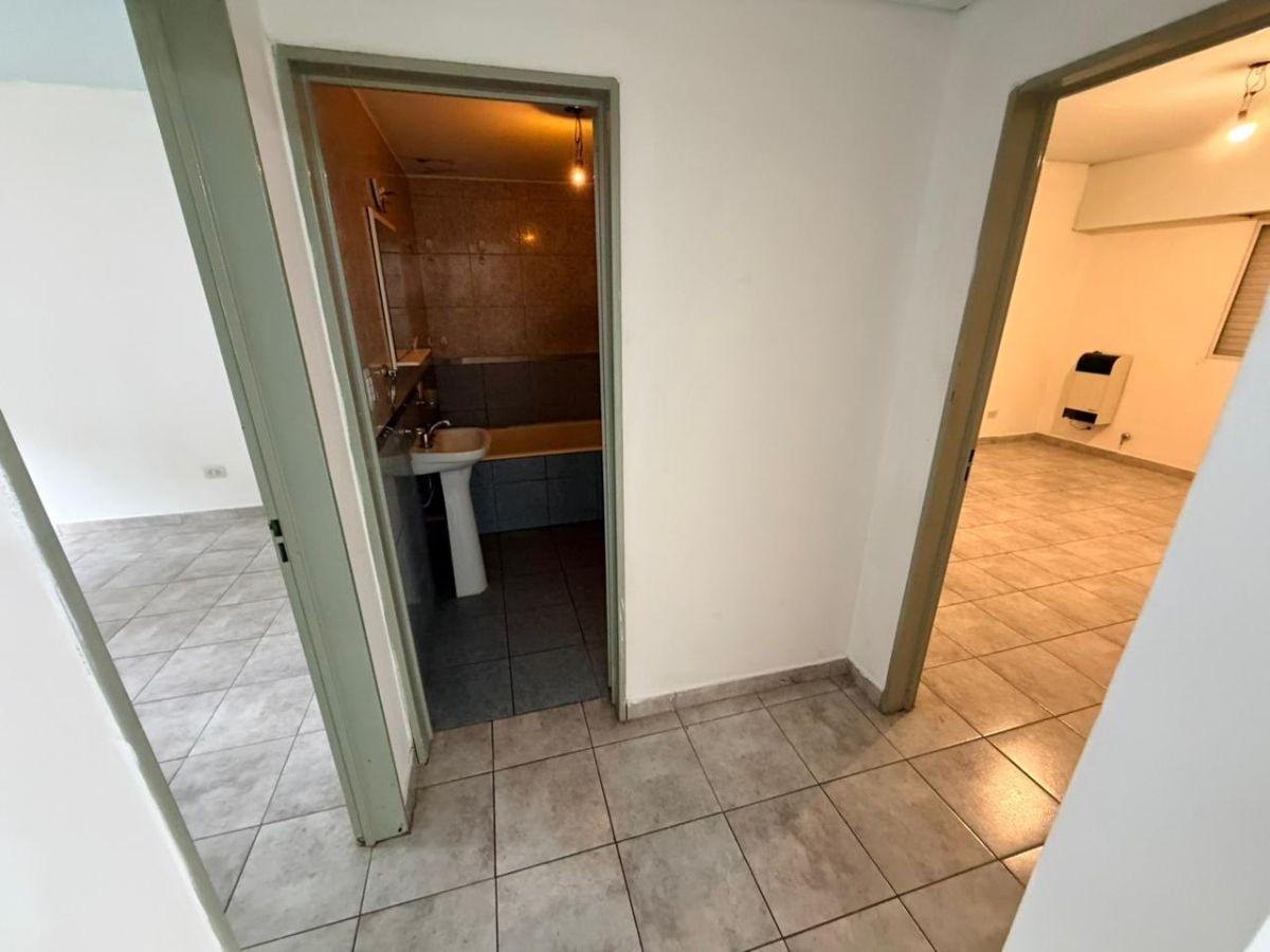 Foto de Alquiler departamento 3 ambientes Luis Guillon con cochera, imagen 3