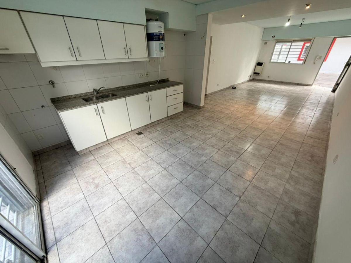 Foto de Alquiler departamento 3 ambientes Luis Guillon con cochera, imagen 4