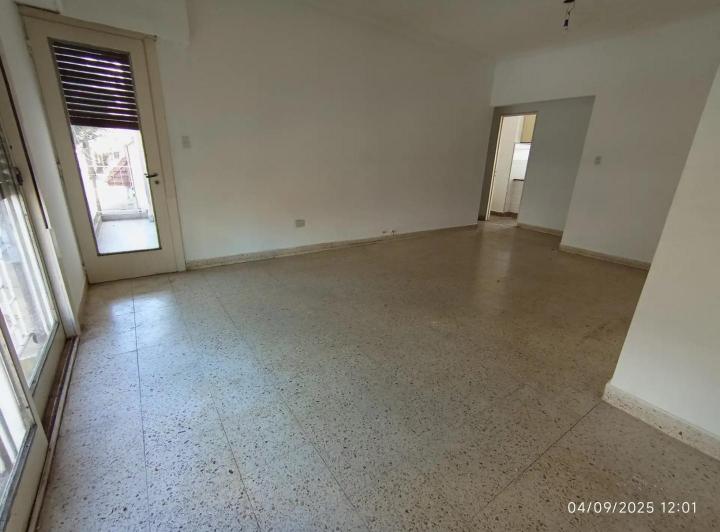 Piso unico dos dormitorios con patio, sin expensas 2