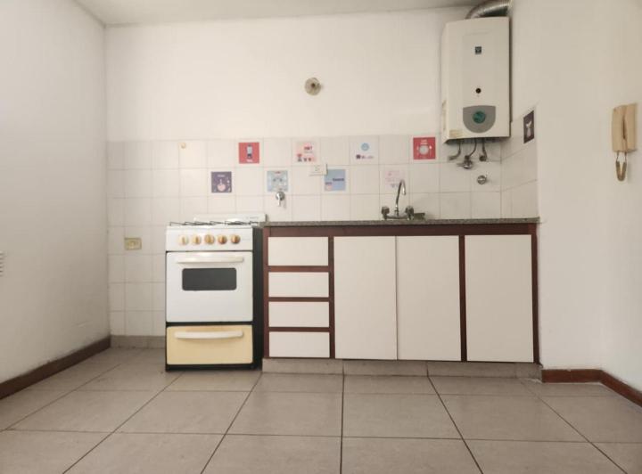 ¡Monoambiente con balcón, zona Bosque! 5