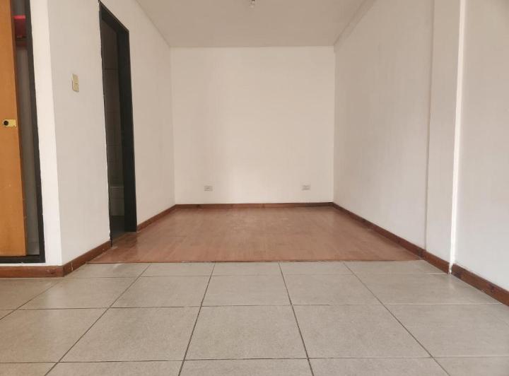 ¡Monoambiente con balcón, zona Bosque! 3