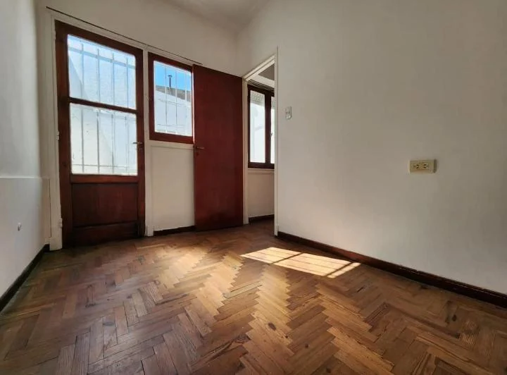 ¡2 dormitorios y patio sin expensas! 5