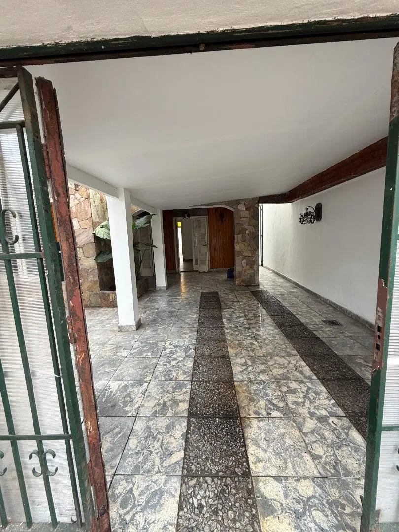 Casa sobre lote de 8.50 x 18, todo planta baja, desocupada. 3