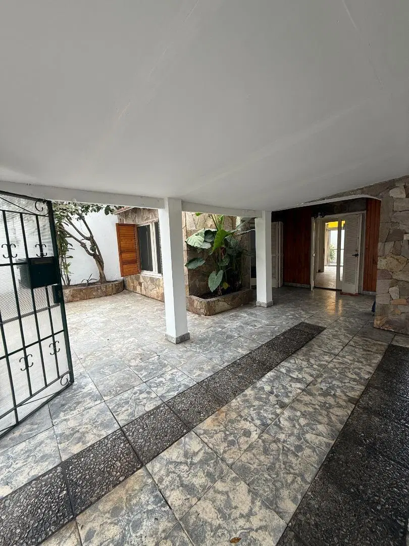 Casa sobre lote de 8.50 x 18, todo planta baja, desocupada. 1