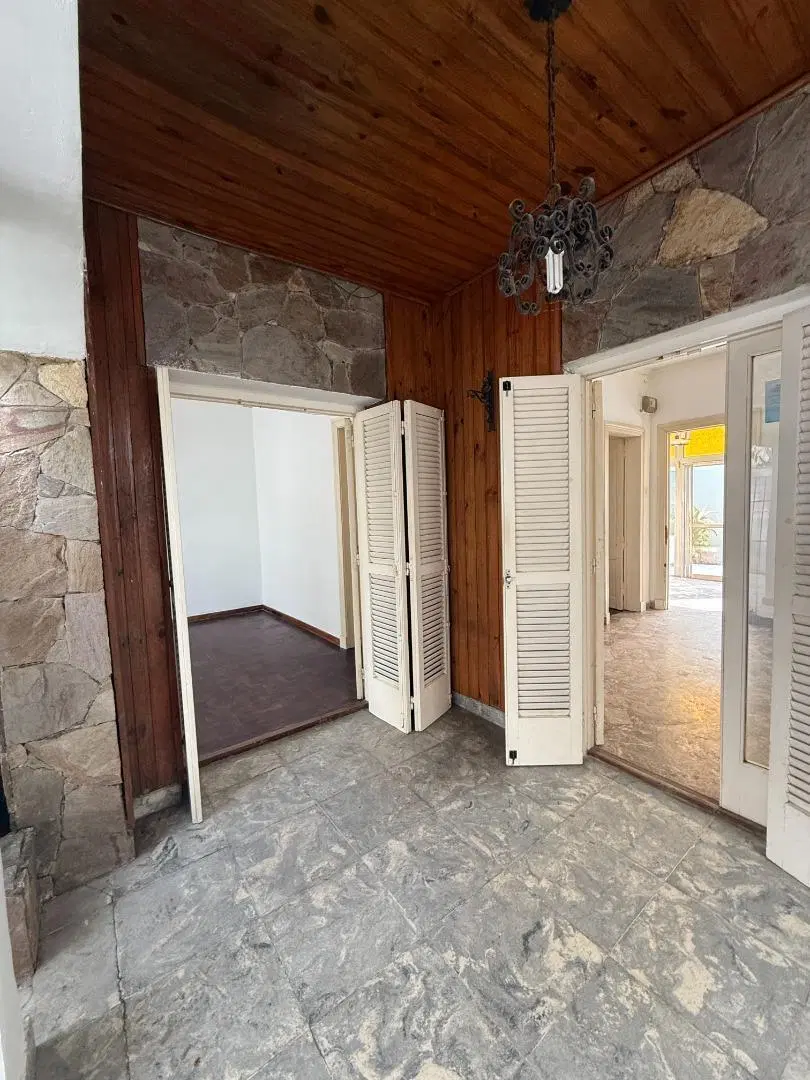 Casa sobre lote de 8.50 x 18, todo planta baja, desocupada. 2