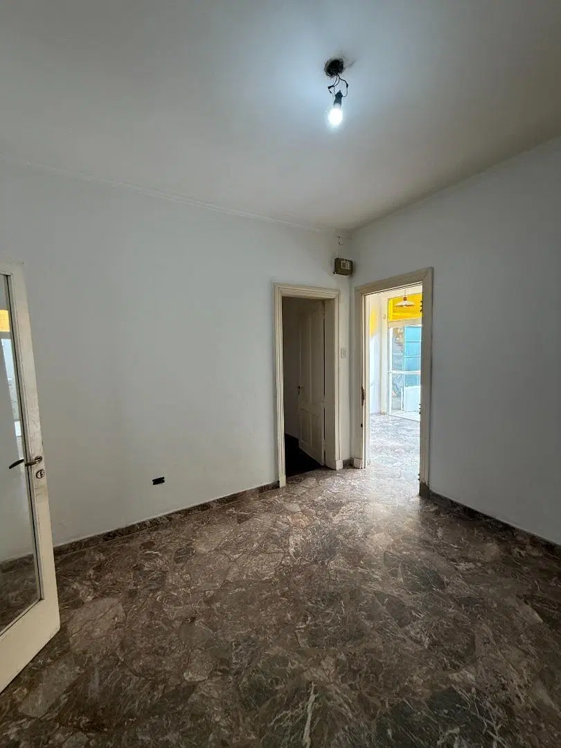 Casa sobre lote de 8.50 x 18, todo planta baja, desocupada. 5