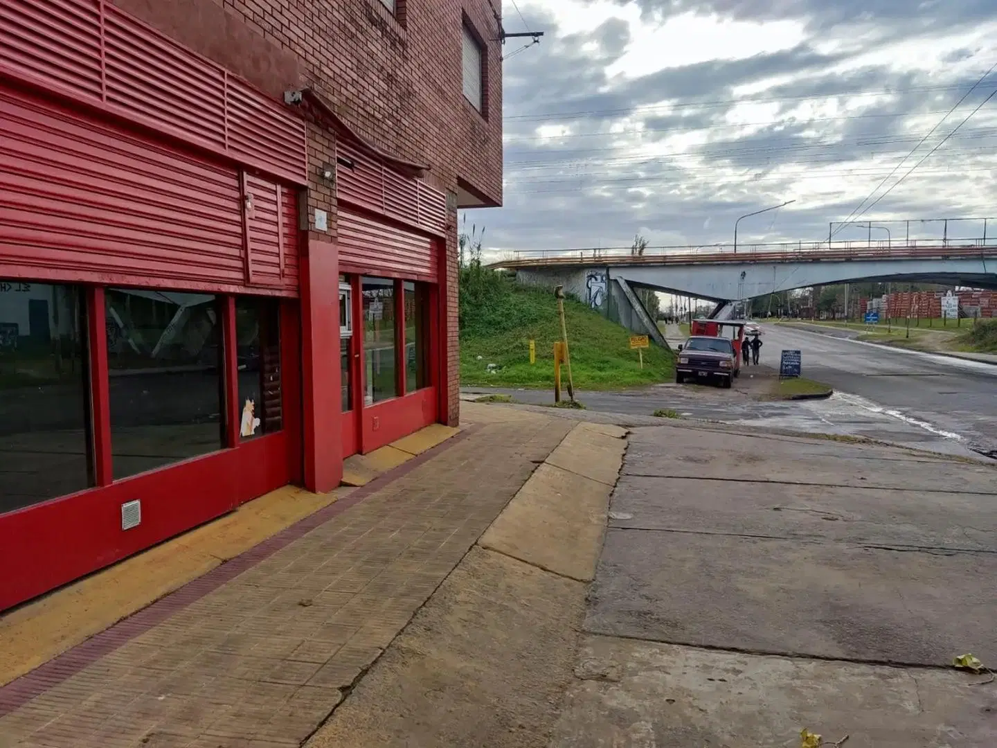 ¡Local comercial sobre esquina 520 y 1! 2