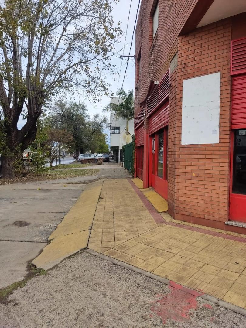 Foto de ¡Local comercial sobre esquina 520 y 1!, imagen 1