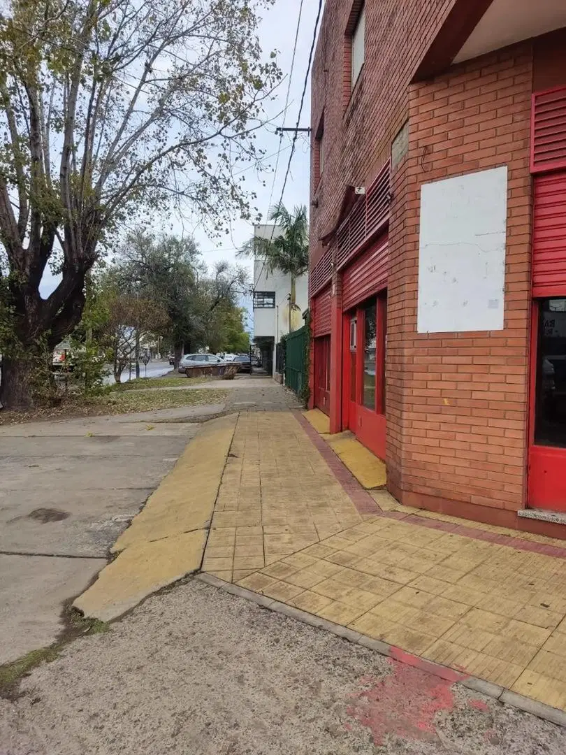¡Local comercial sobre esquina 520 y 1! 1
