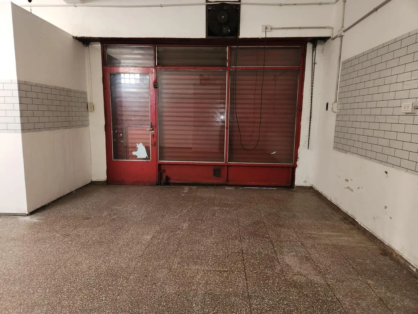 ¡Local comercial sobre esquina 520 y 1! 8