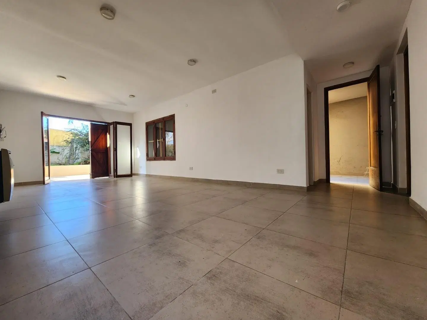 ¡Casa con 2 dormitorios, parque y espacio para 2 autos! 4