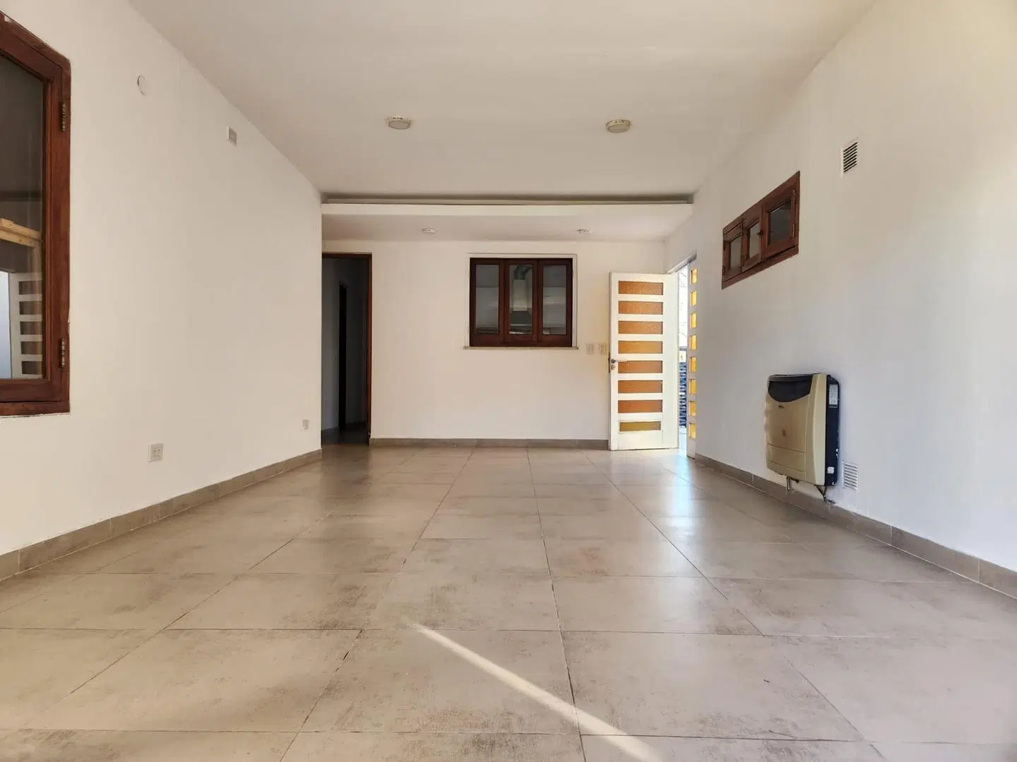 ¡Casa con 2 dormitorios, parque y espacio para 2 autos! 2