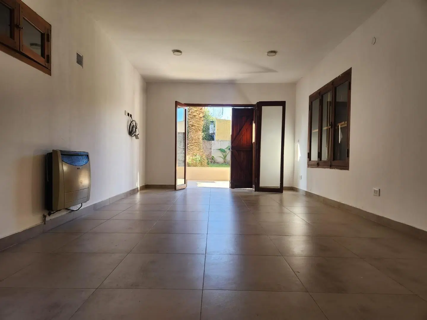 ¡Casa con 2 dormitorios, parque y espacio para 2 autos! 3
