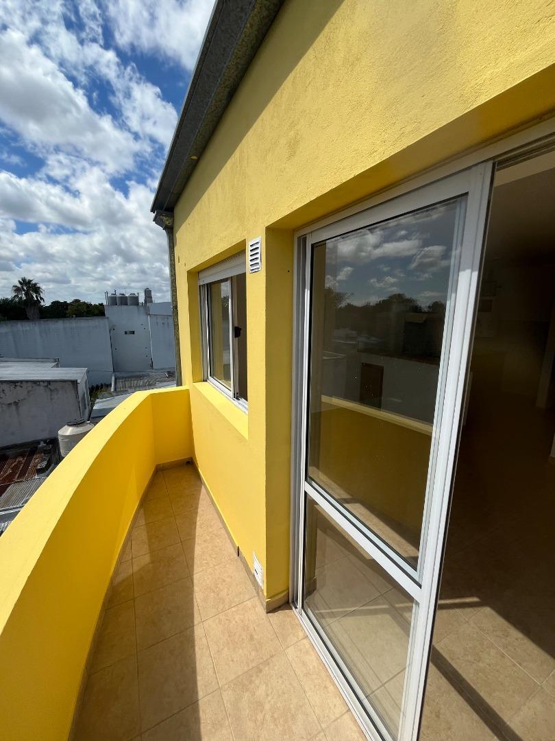 Foto de OPORTUNIDAD !!! semipiso contrafrente, con cochera, imagen 2