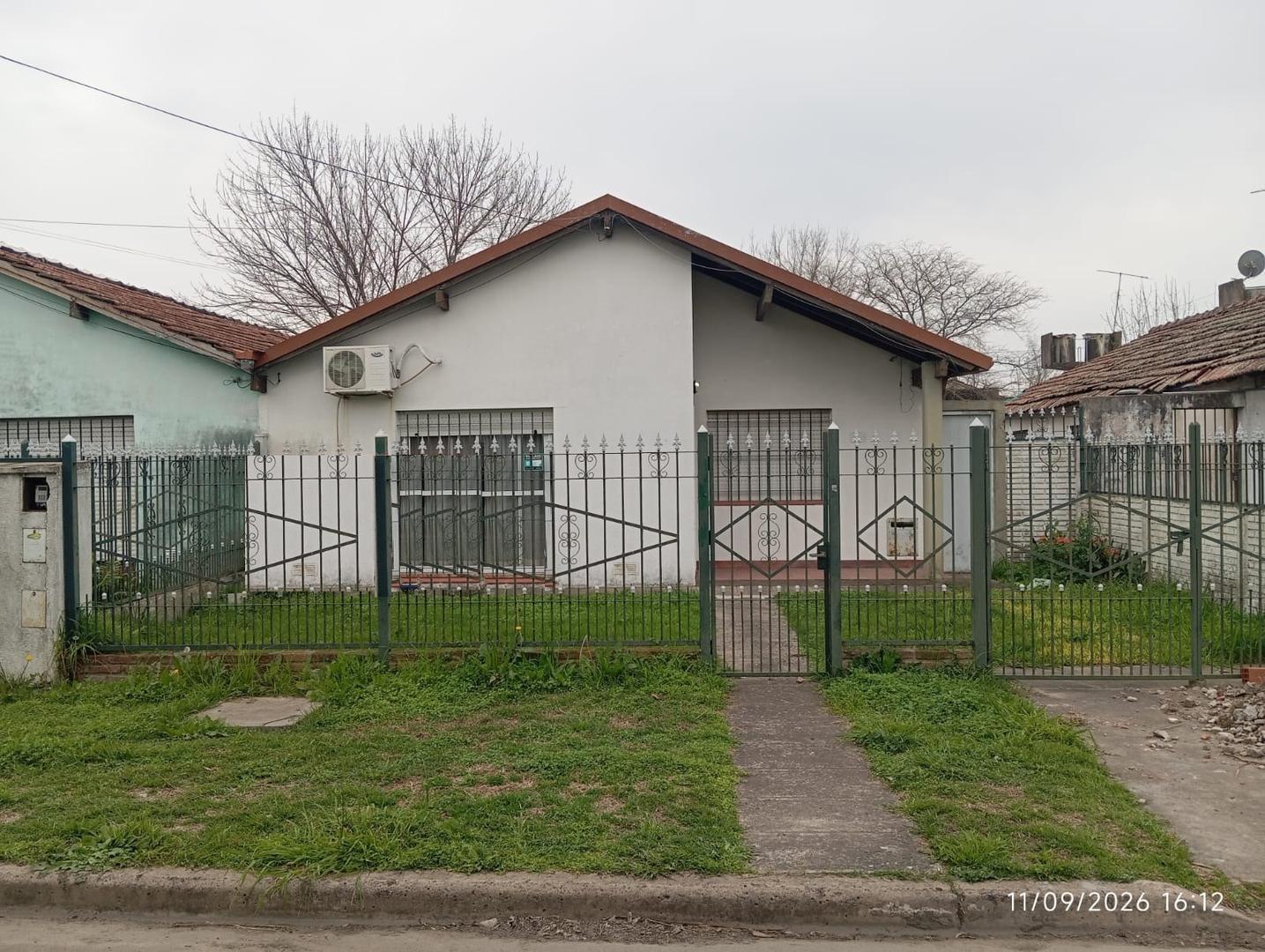 Foto de Casa de tres dormitorios, lugar para auto y fondo., imagen 3