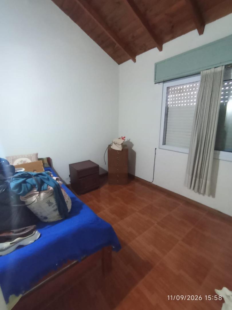 Foto de Casa de tres dormitorios, lugar para auto y fondo., imagen 5