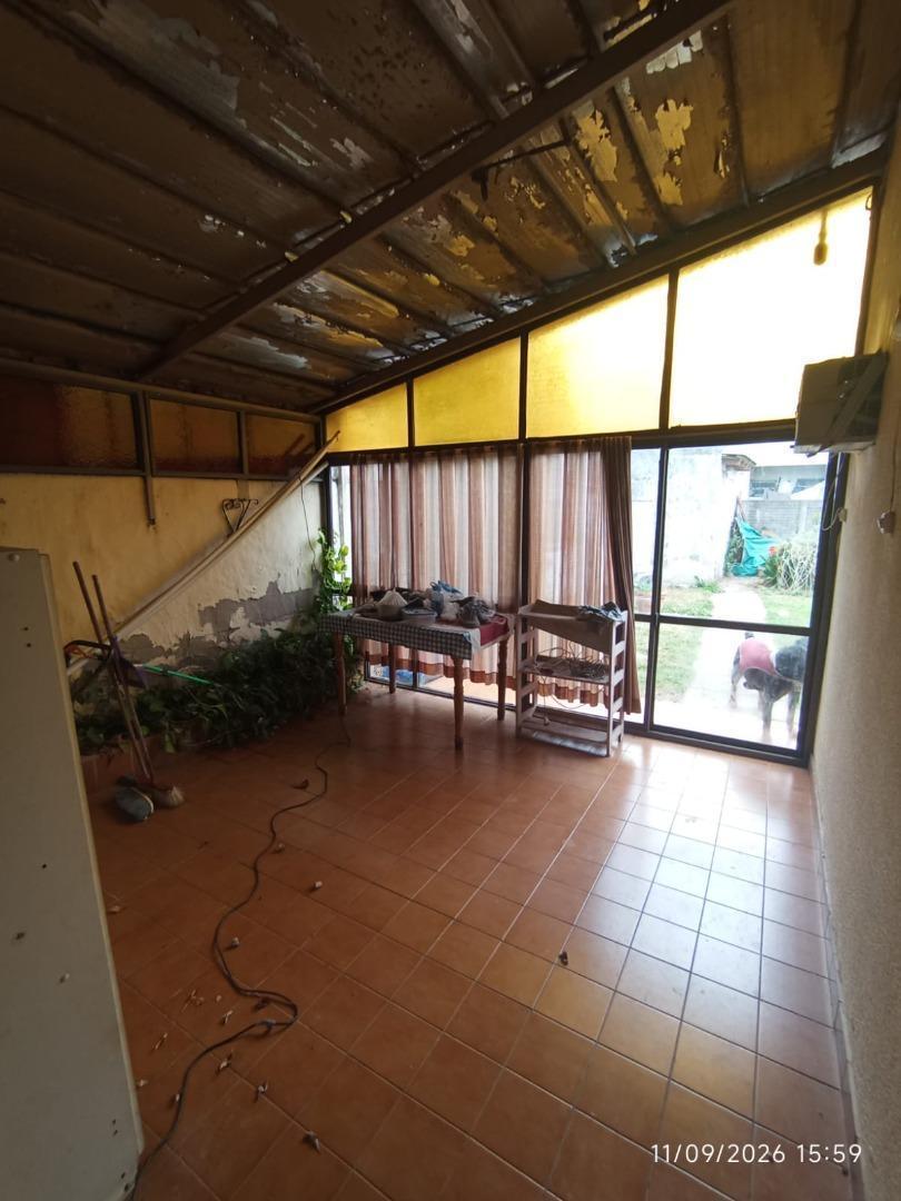 Foto de Casa de tres dormitorios, lugar para auto y fondo., imagen 1