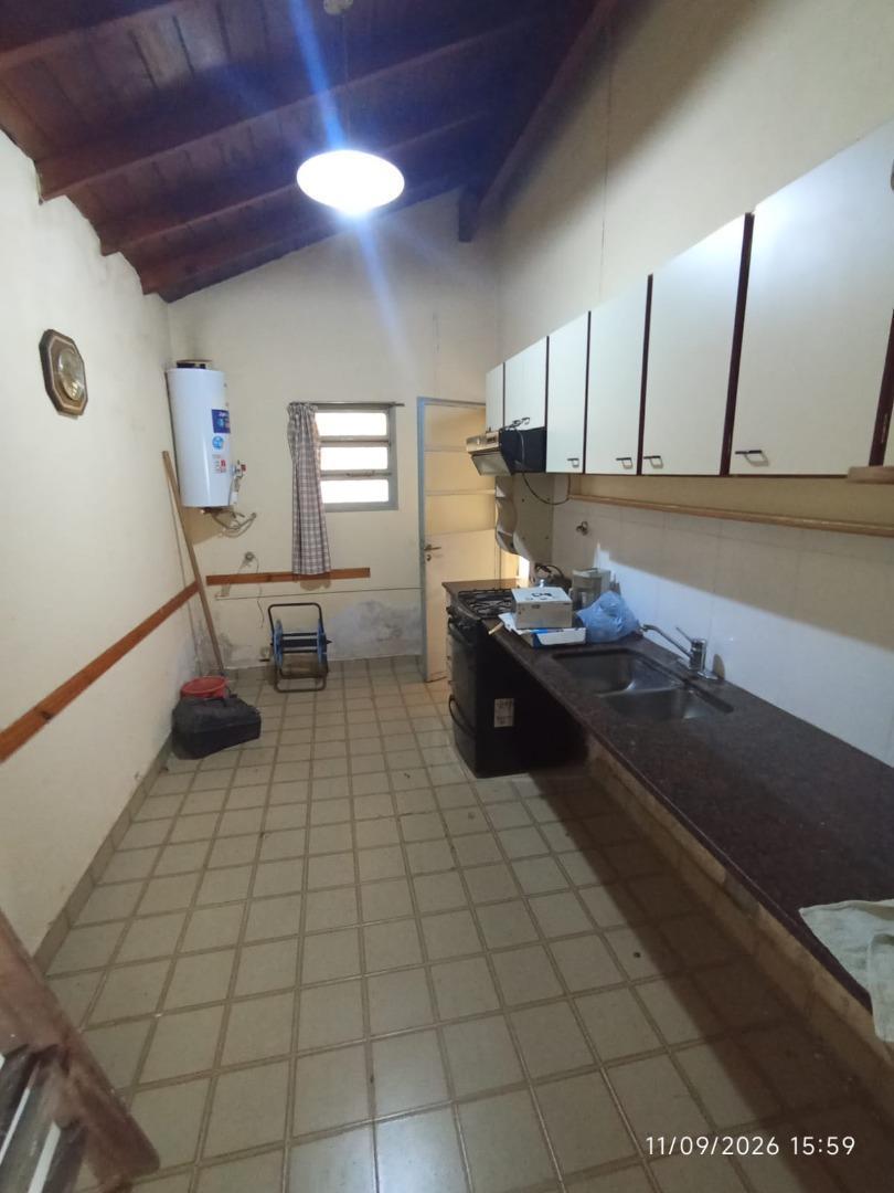 Foto de Casa de tres dormitorios, lugar para auto y fondo., imagen 2