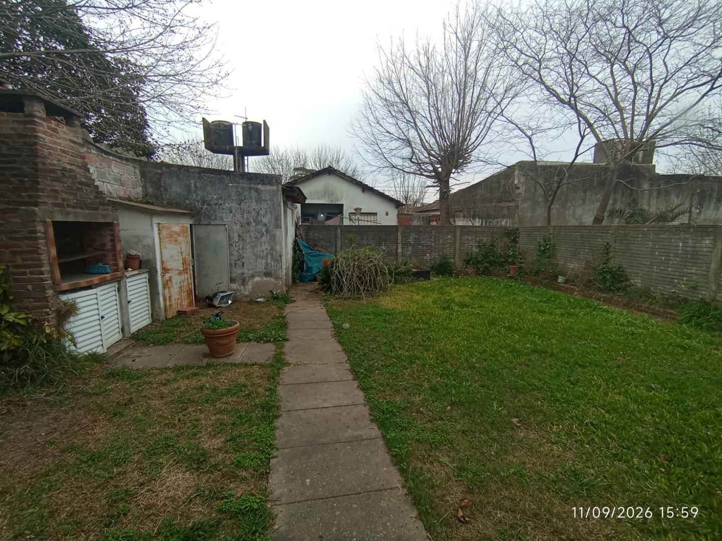 Foto de Casa de tres dormitorios, lugar para auto y fondo., imagen 4