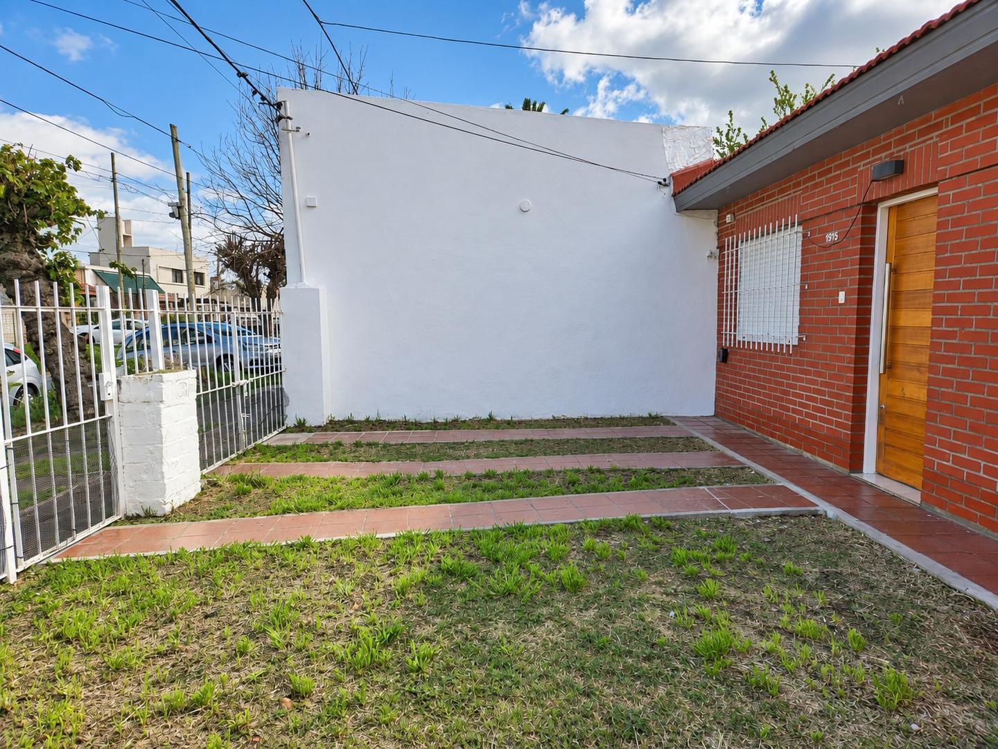 Foto de ¡Casa al frente, 2 dormis, jardín y fondo verde!, imagen 2