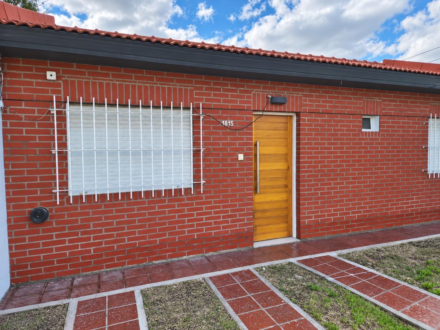 Foto de ¡Casa al frente, 2 dormis, jardín y fondo verde!, imagen 4