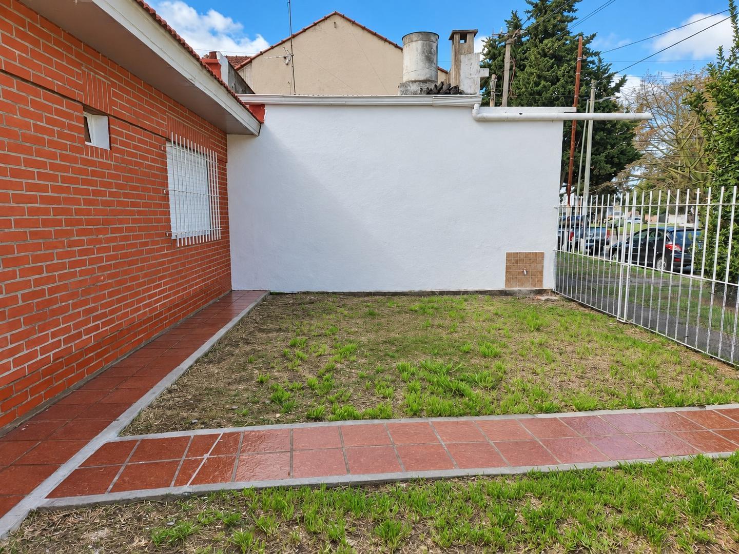 Foto de ¡Casa al frente, 2 dormis, jardín y fondo verde!, imagen 1