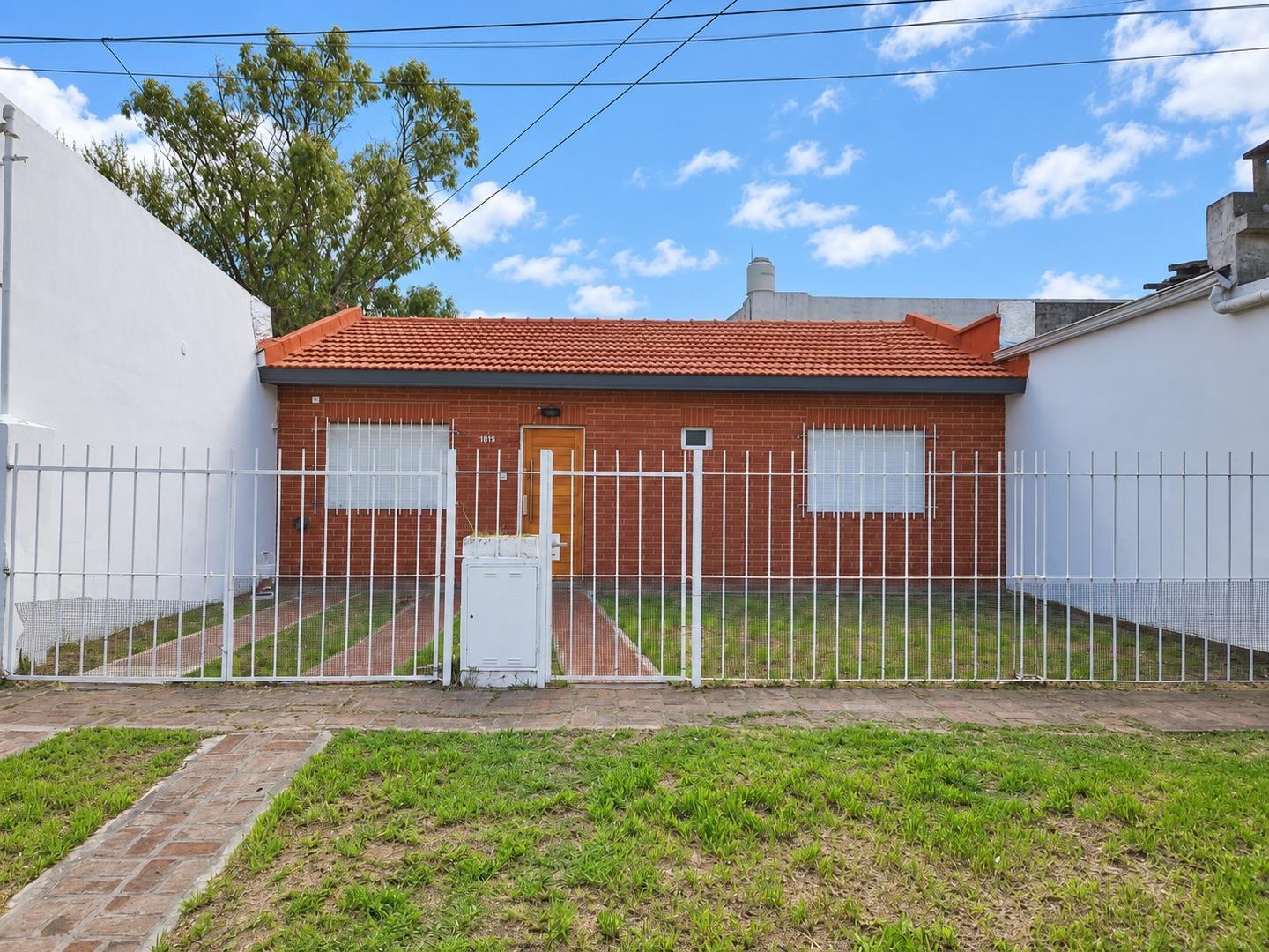 Foto de ¡Casa al frente, 2 dormis, jardín y fondo verde!, imagen 3
