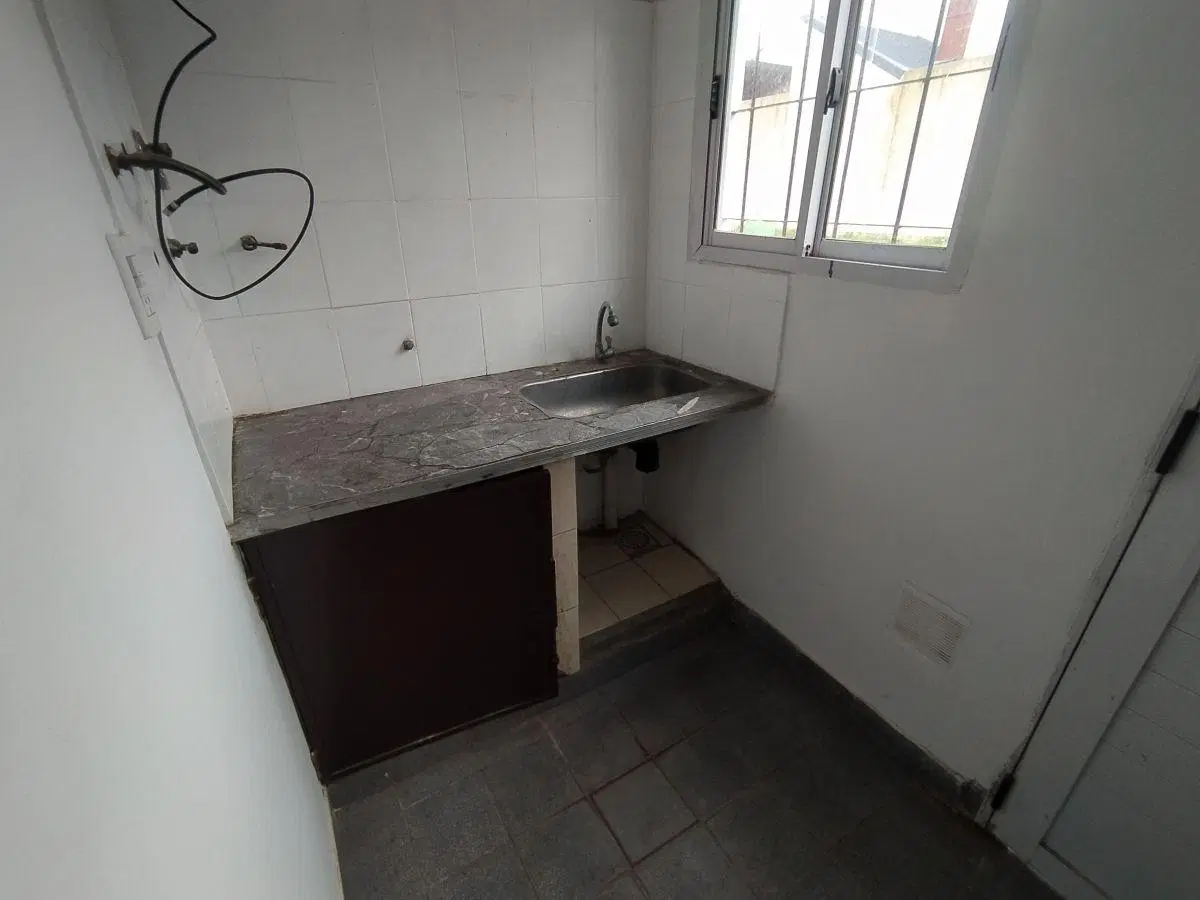 (74 Y 9) Local comercial de 20 m² s/lote (20x30) en alquiler en Villa Elvira 4