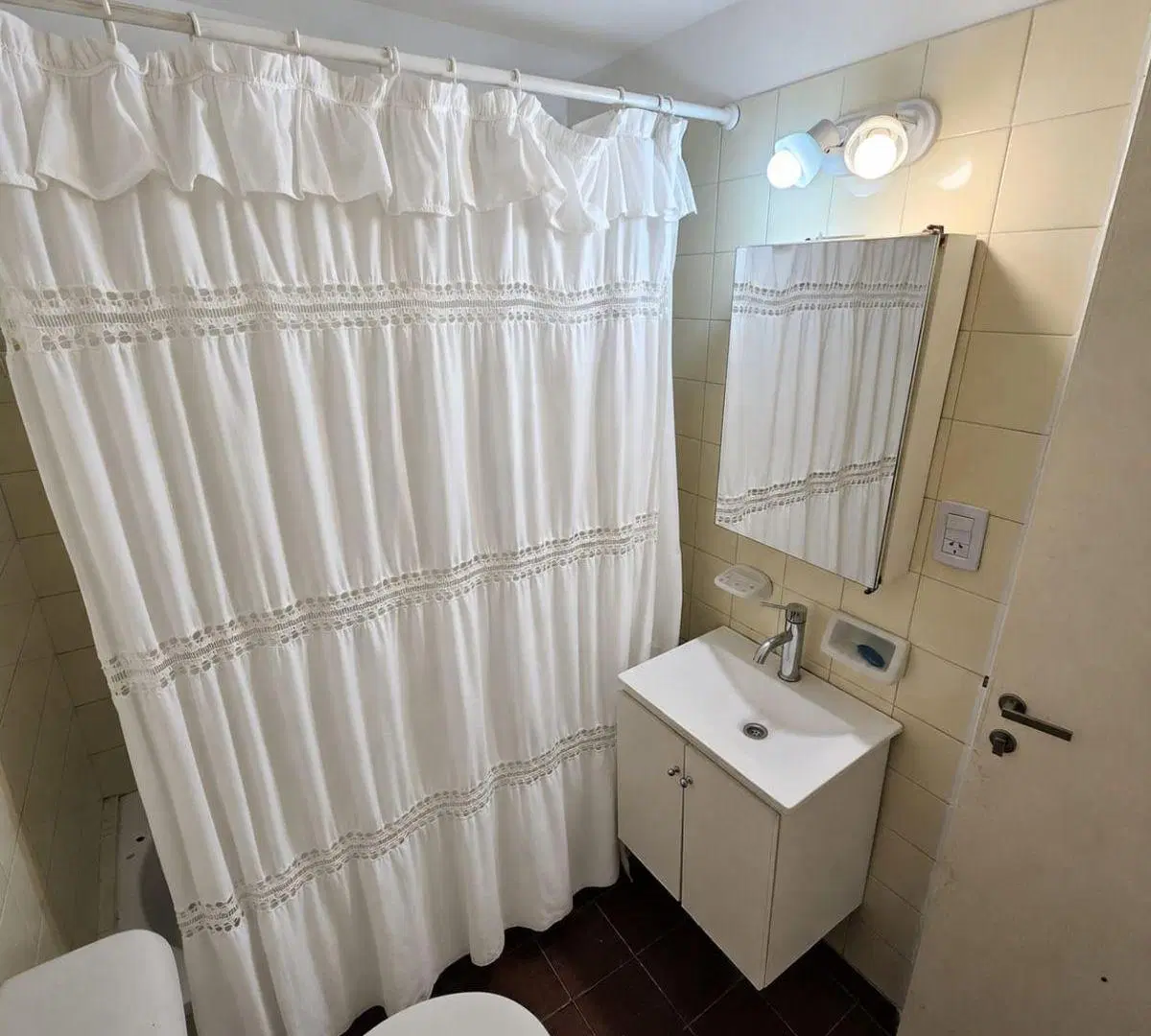 Departamento 2 ambientes con balcón y vista abierta – Flores 5