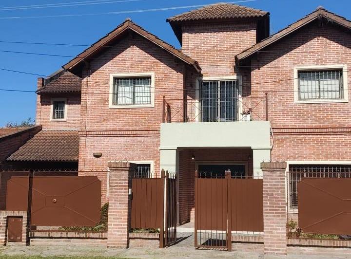 Casa Familiar Con Amplio Parque y Pileta en Bella Vista 1