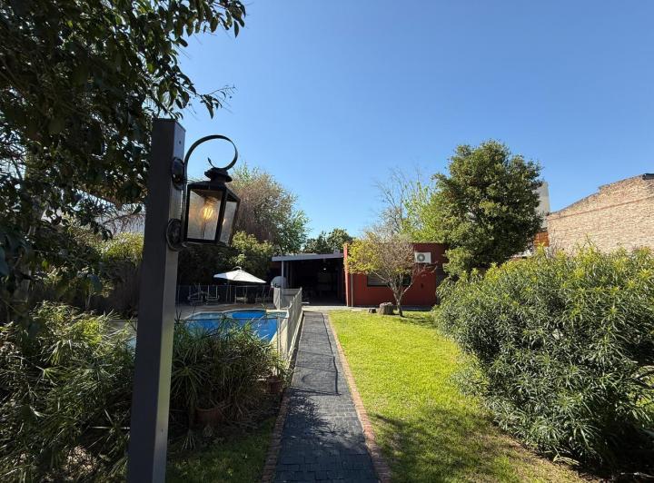 Casa en Alquiler. Con Jardín, Pileta y Cochera - Zona de Parque Independencia 1