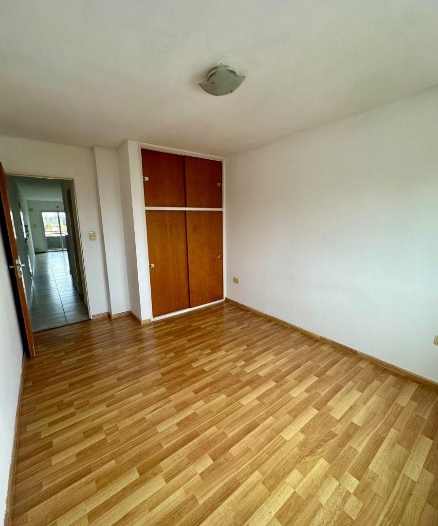 Foto de 2 ambientes al frente con balcón y cochera · Último piso sobre, imagen 2