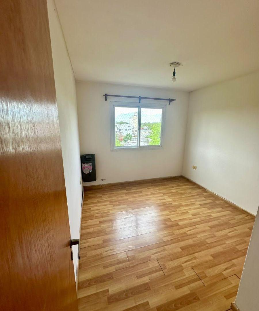 Foto de 2 ambientes al frente con balcón · Último piso con vista al boulevard ·, imagen 4