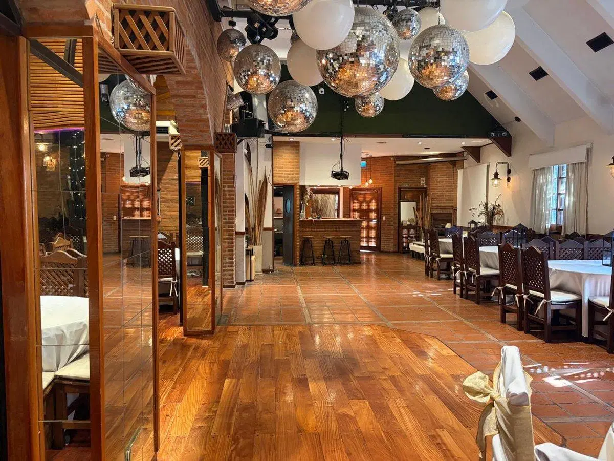 ALQUILER LOCAL EN ESQUINA - HOY SALÓN DE FIESTAS 5