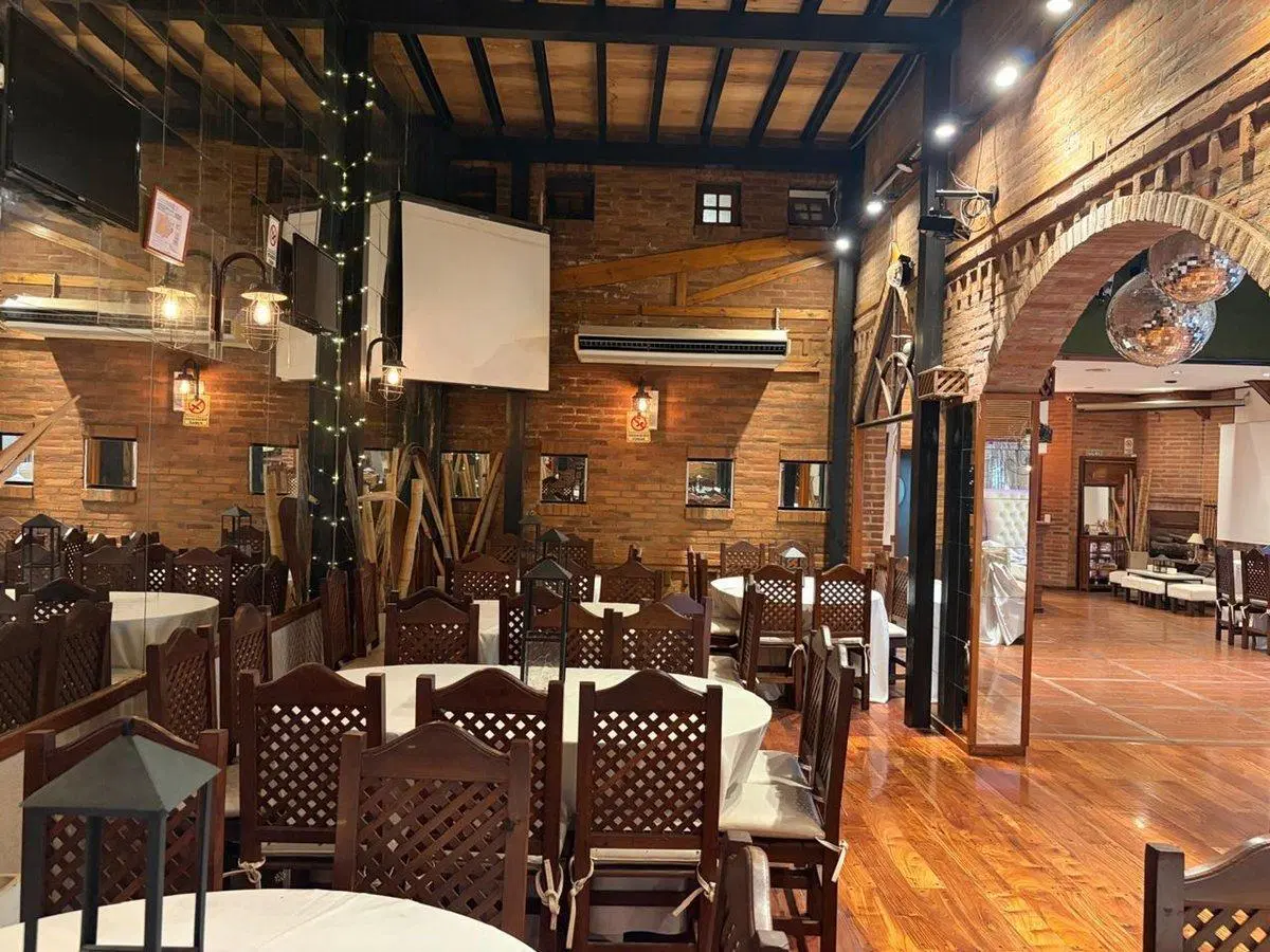 ALQUILER LOCAL EN ESQUINA - HOY SALÓN DE FIESTAS 2