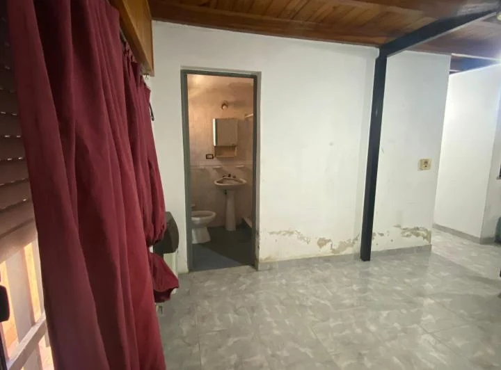 Se alquila casa grande en zona sur 5