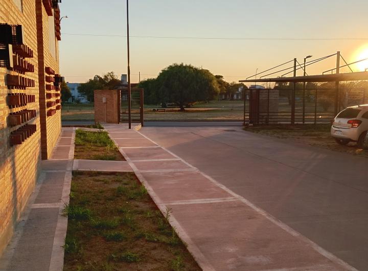 ALQUILER - MODERNO DEPARTAMENTO EN PLANTA BAJA CON AMPLIOS ESPACIOS Y COCHERA 1