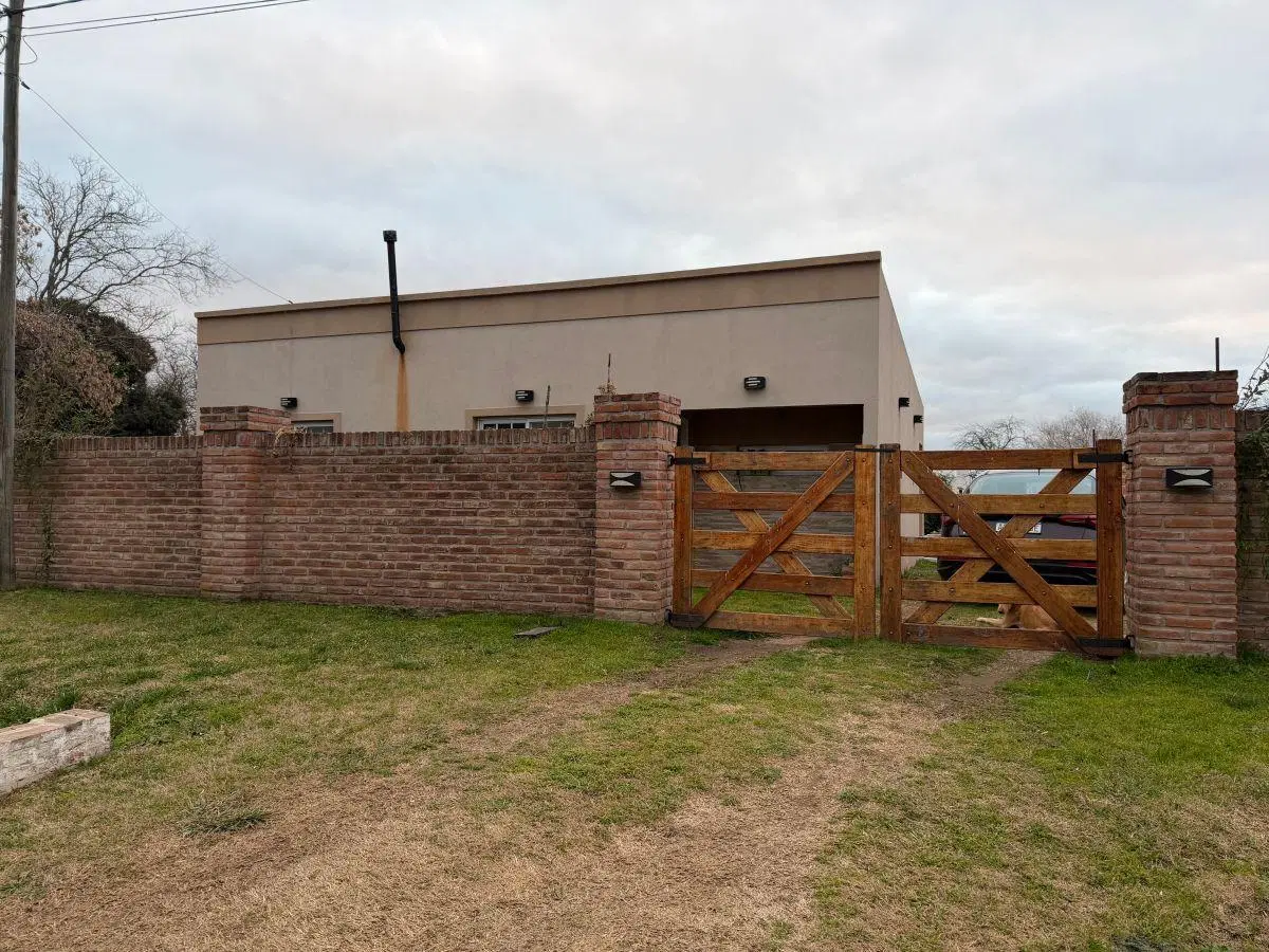 VENTA CASA EN RAWSON PCIA. BS AS CASI A ESTRENAR 2