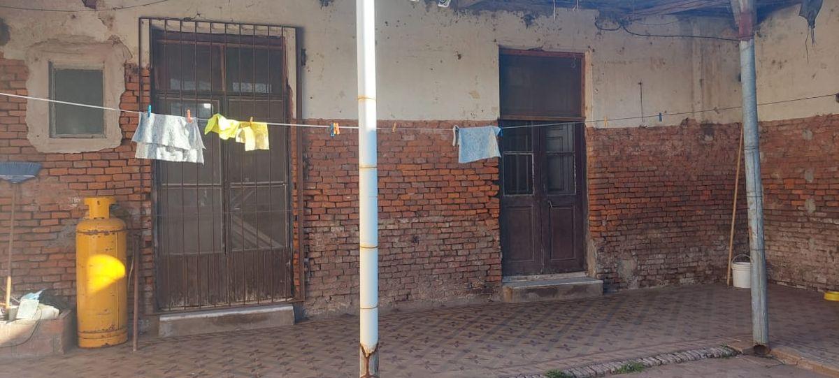 Foto de VENTA DE CASA DEL PRINCIPIOS DEL SIGLO XX C/ BUSTO DE PERON EN EL PATIO- RAWSON - PCIA DE BS AS, imagen 1